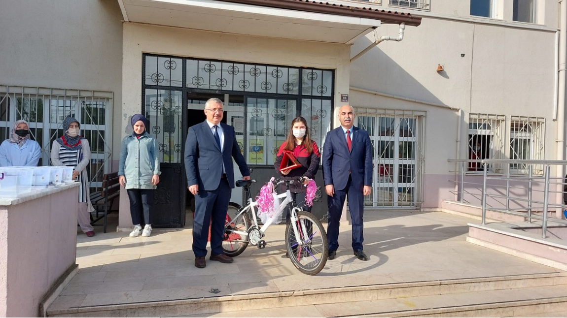 Türkiye birincisi olan öğrencimiz çeşitli hediyeler ile ödüllendirildi